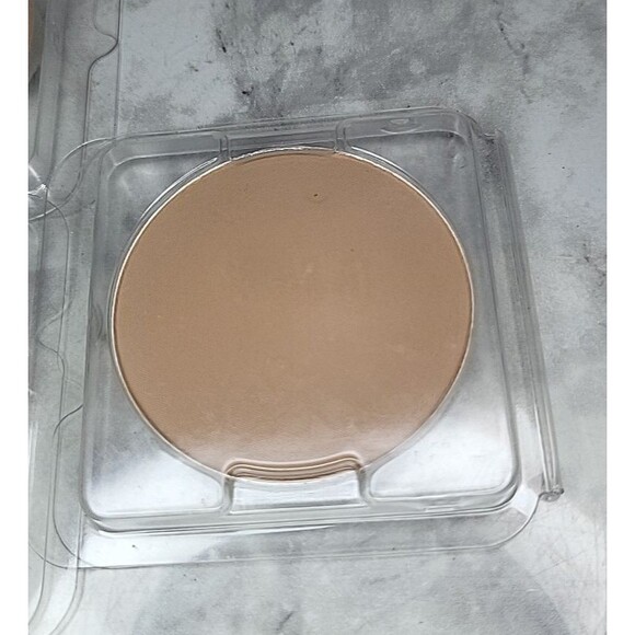 Palladio's Dual Wet and Dry Foundation Everlasting Tan-4 & Cypress Beige-1 - Picture 3 of 8